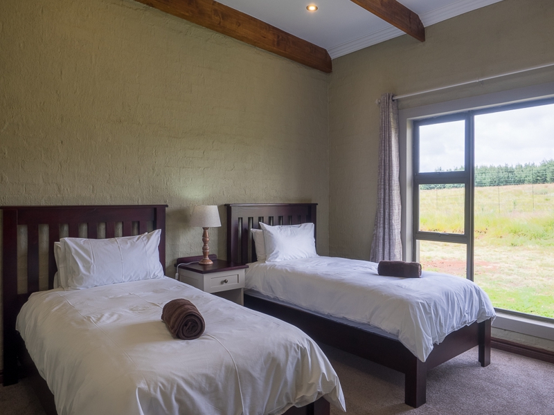 Bedroom 4 with 2x single beds