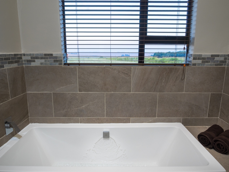 Shared bathroom 2 with bathtub
