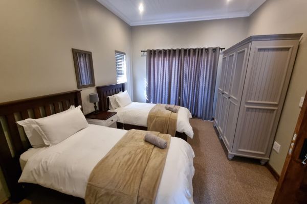 Last Cast - 2nd bedroom with twin beds